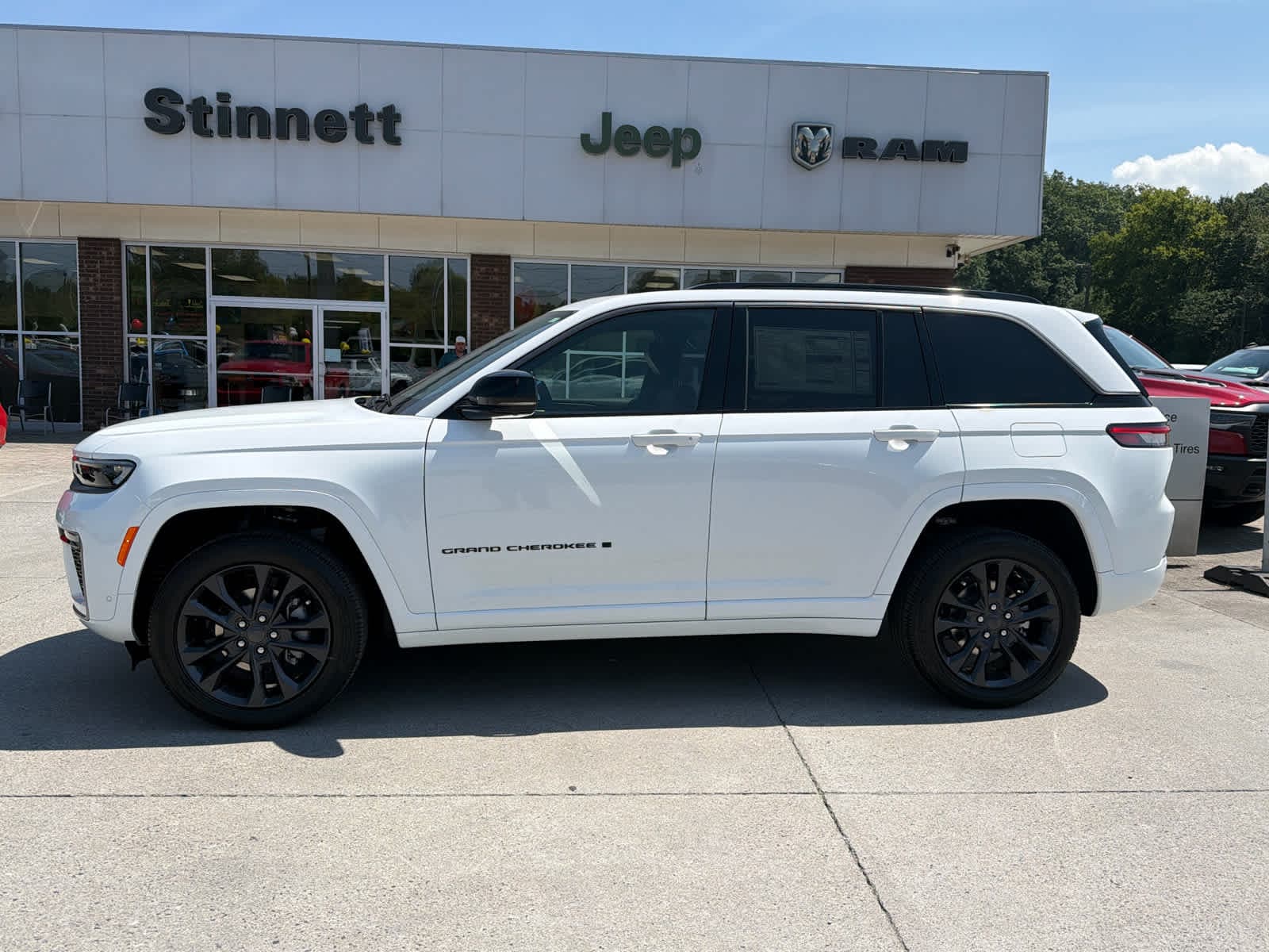 2026 Jeep Grand Cherokee LIMITED RESERVE 4X4 — photo 1 of 37