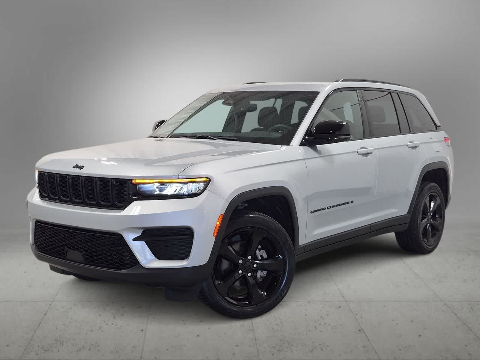 2023 Jeep Grand Cherokee Altitude — photo 1 of 36