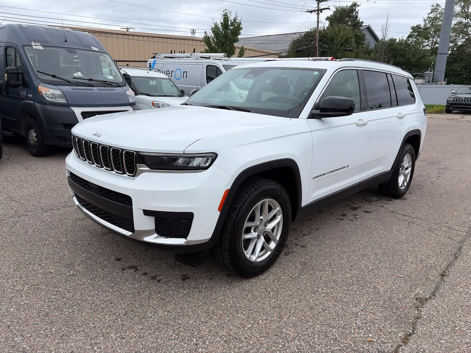 2021 Jeep Grand Cherokee L Laredo — photo 1 of 21