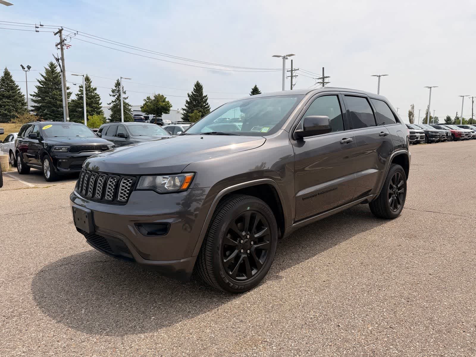 2019 Jeep Grand Cherokee Altitude — photo 1 of 22