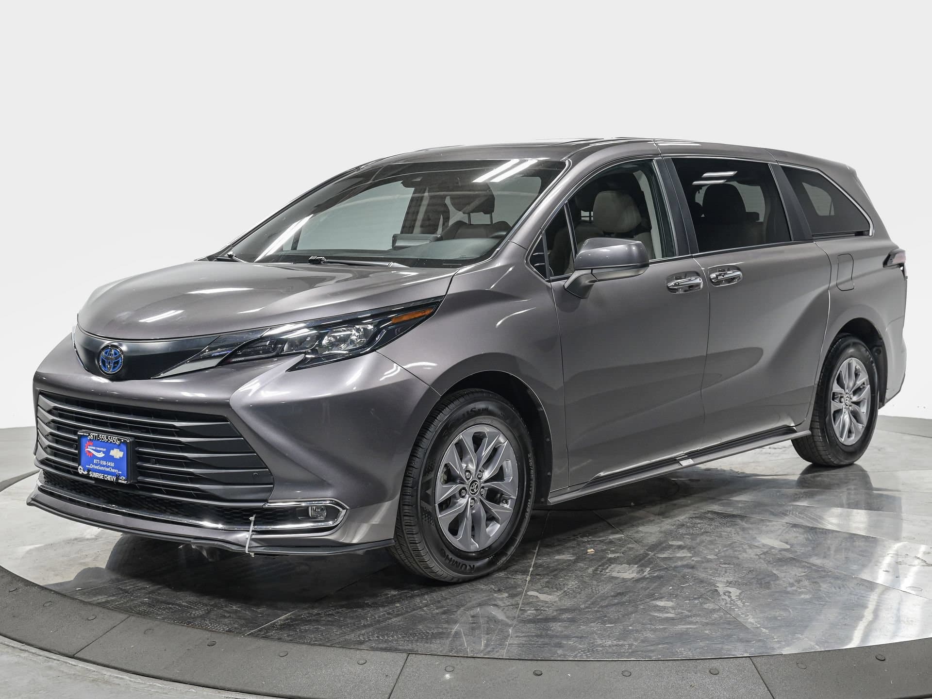 2024 Toyota Sienna XLE — photo 1 of 28