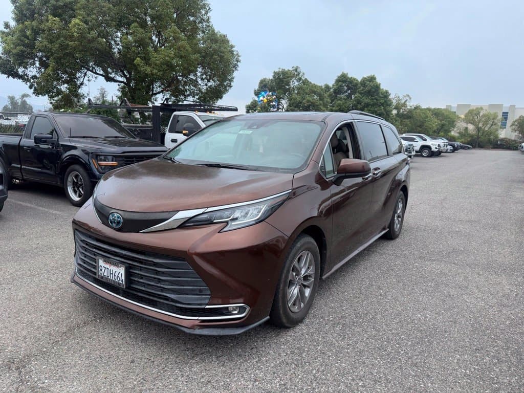 2022 Toyota Sienna XLE — photo 1 of 5