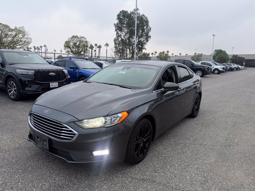2020 Ford Fusion SE — photo 1 of 5