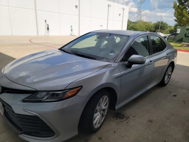 2021 Toyota Camry LE — photo 1 of 3