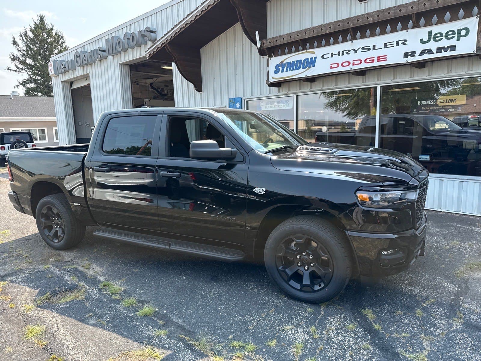 2026 RAM 1500 EXPRESS CREW CAB 4X4 5'7 BOX — photo 1 of 22