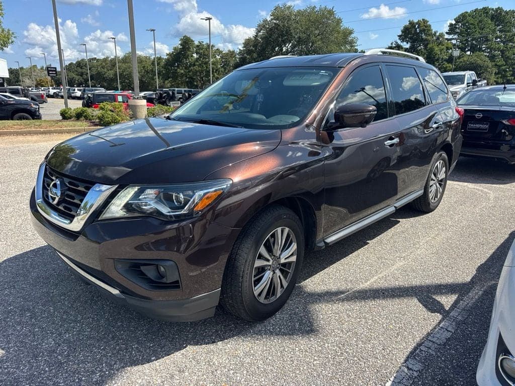 2020 Nissan Pathfinder SL — photo 1 of 4