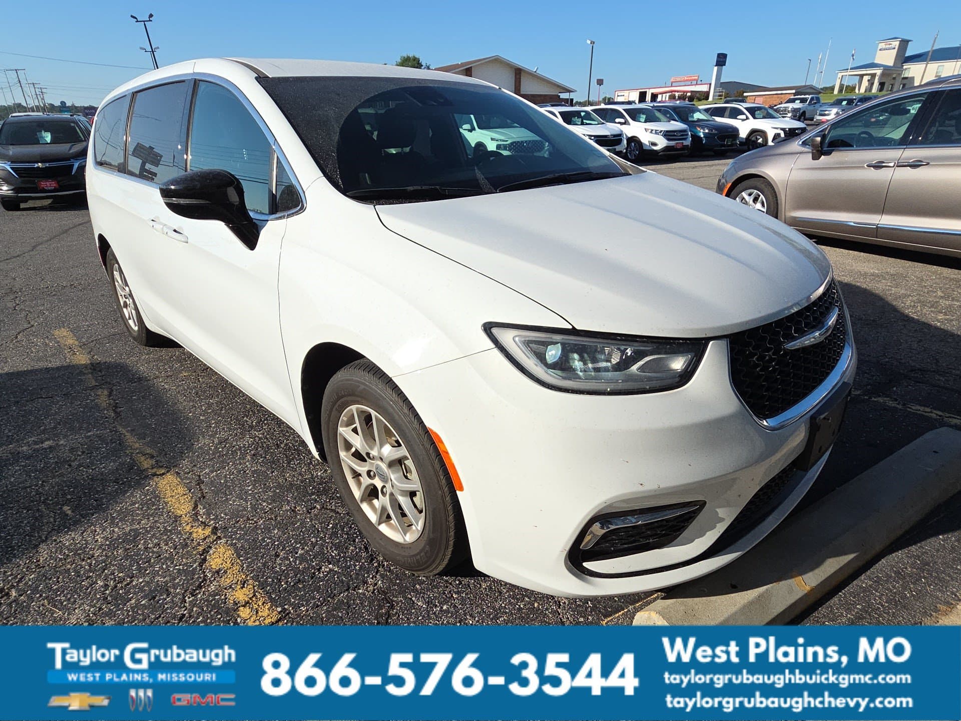 2025 Chrysler Pacifica Select — photo 1 of 15
