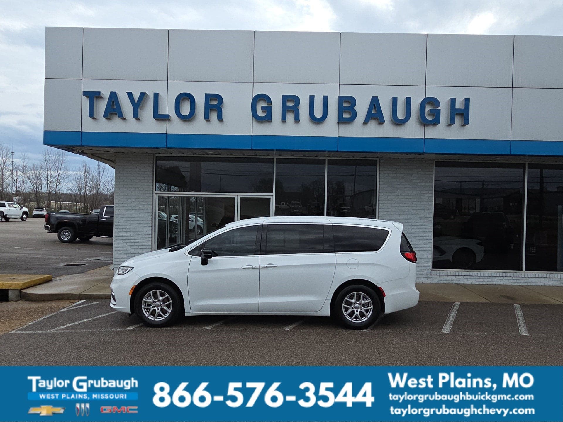 2024 Chrysler Pacifica Touring L — photo 1 of 32