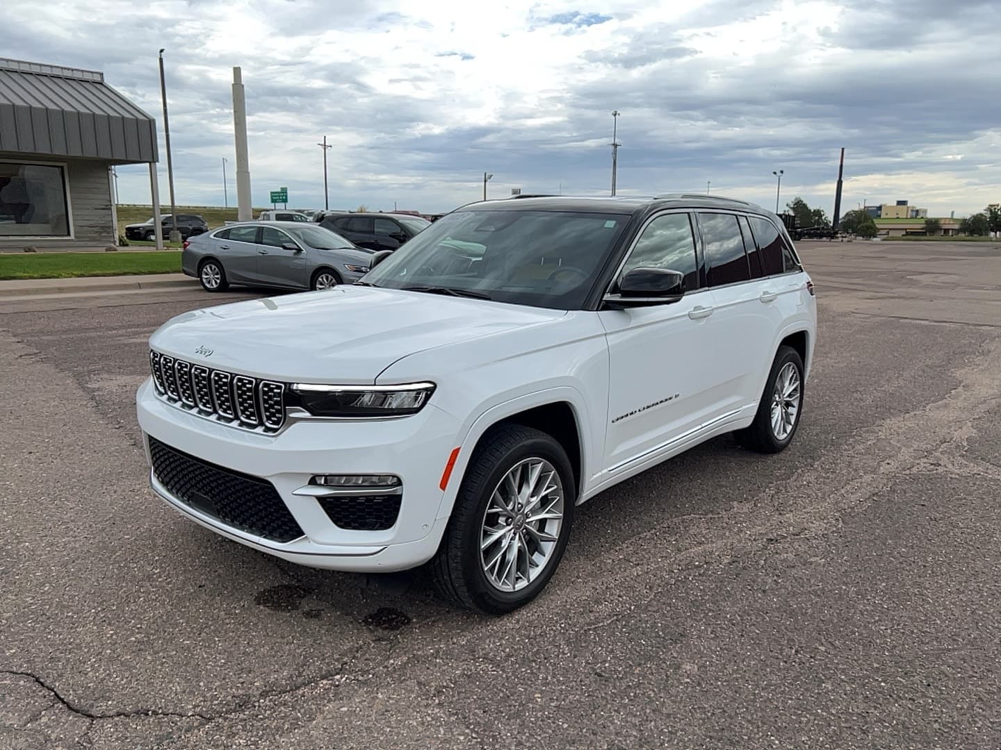 2023 Jeep Grand Cherokee Summit — photo 1 of 29