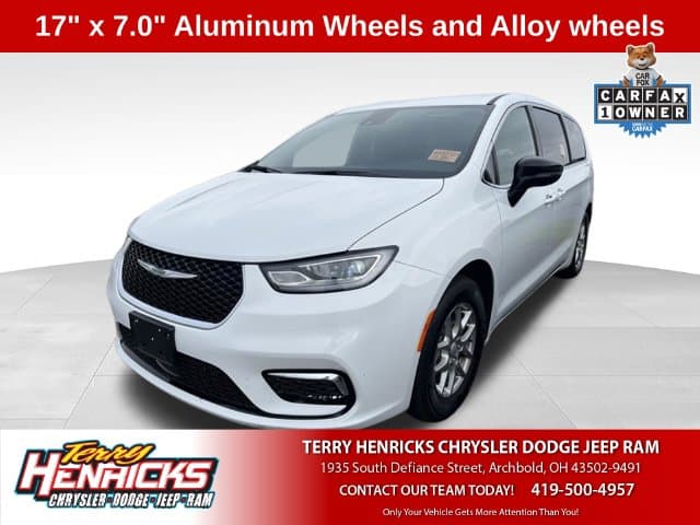 2026 Chrysler Pacifica Select — photo 1 of 12