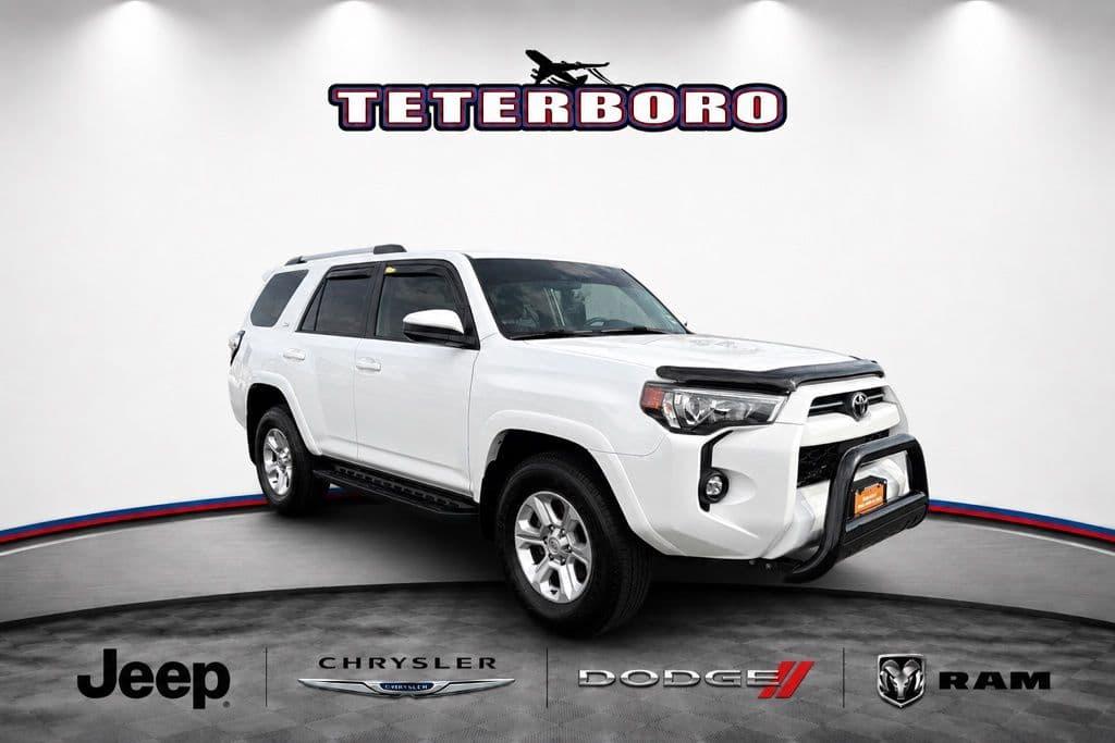 2022 Toyota 4Runner SR5 — photo 1 of 32