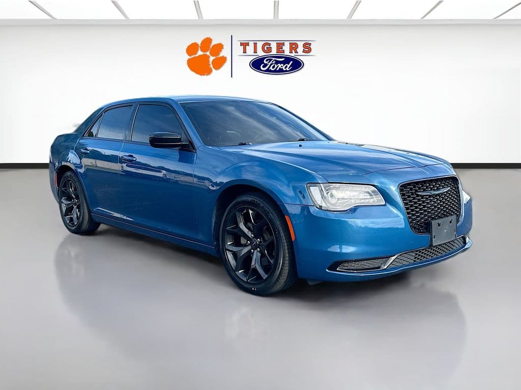 2022 Chrysler 300 Touring — photo 1 of 29