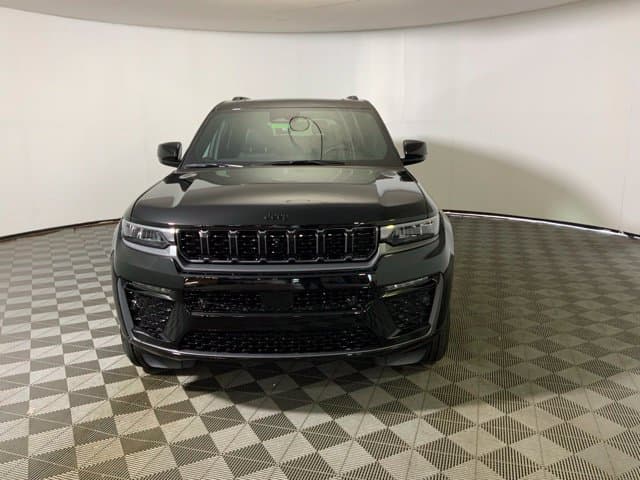 2027 Jeep Grand Cherokee Limited Reserve — photo 1 of 51
