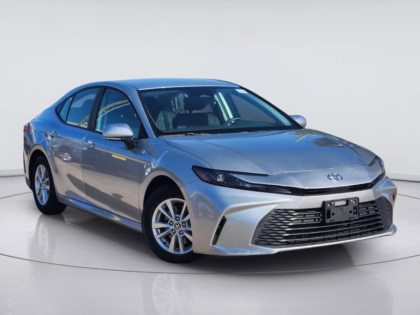 2025 Toyota Camry LE — photo 1 of 33