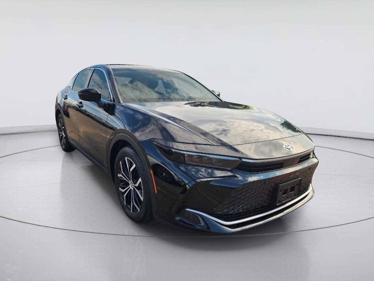 2023 Toyota Crown Limited — photo 1 of 10