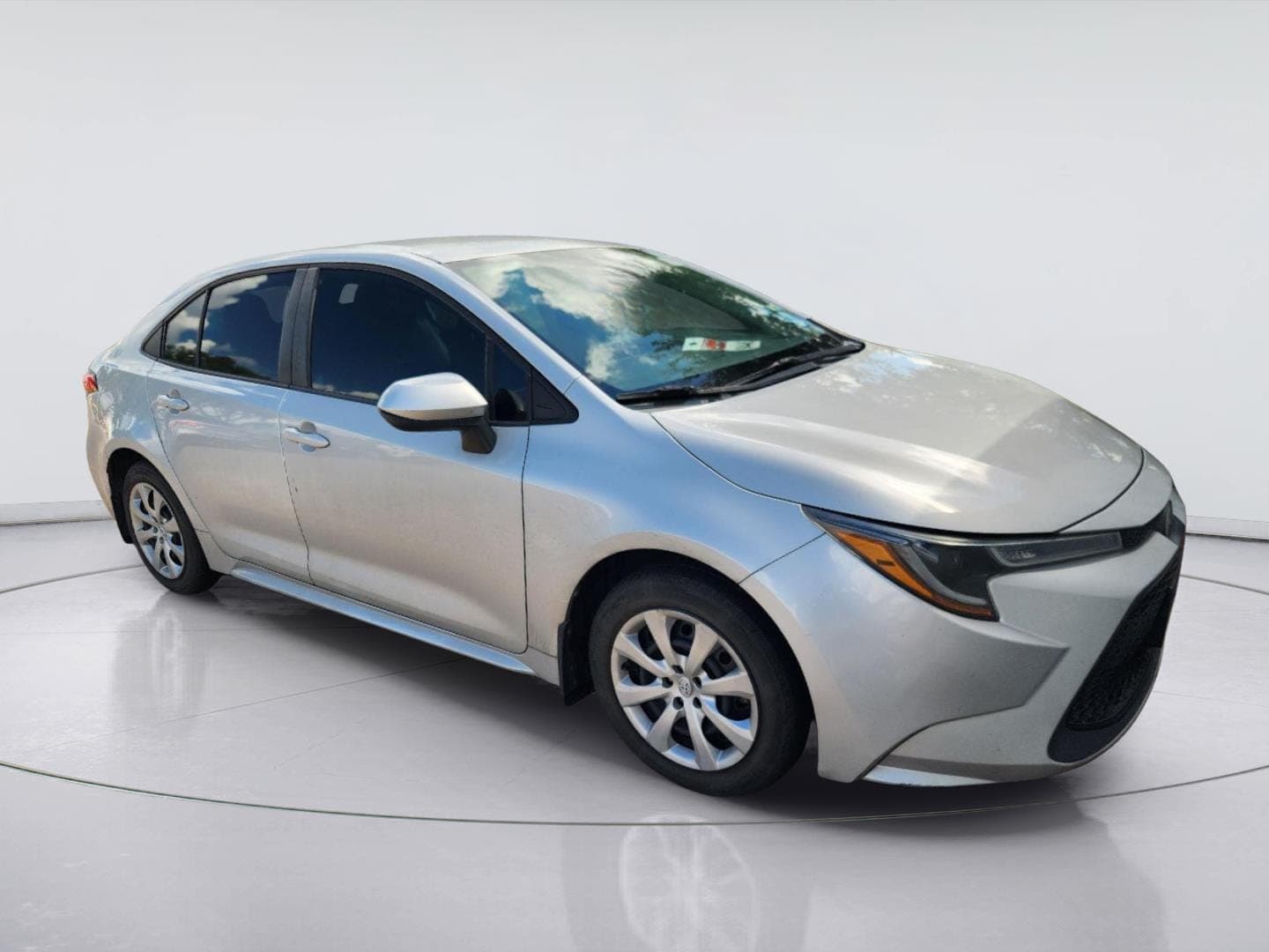 2020 Toyota Corolla LE — photo 1 of 9