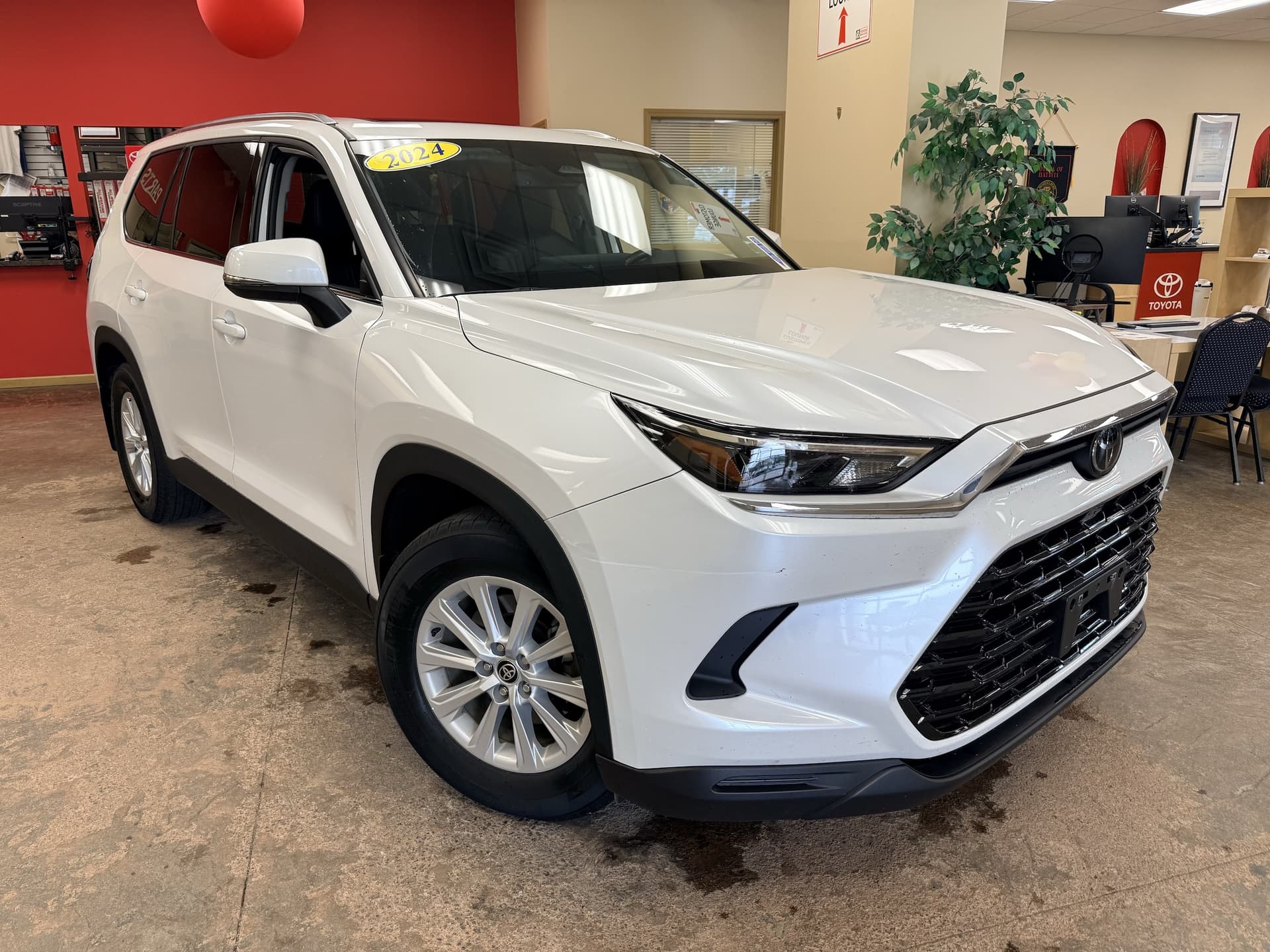 2024 Toyota Grand Highlander XLE — photo 1 of 12