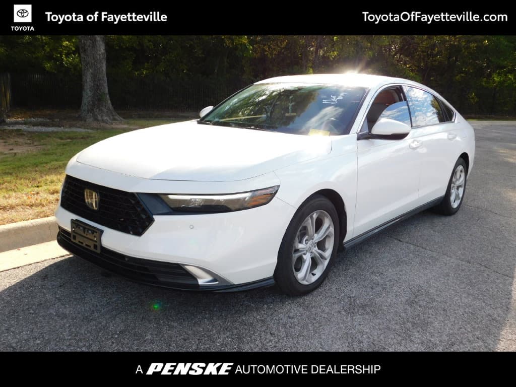 2023 Honda Accord Hybrid Touring — photo 1 of 12
