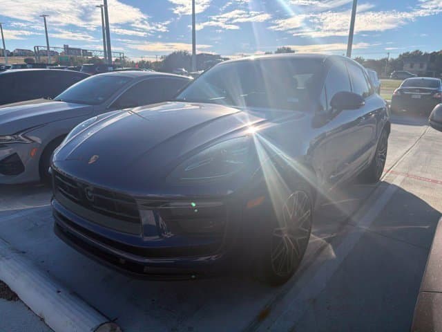 2025 Porsche Macan Base — photo 1 of 8