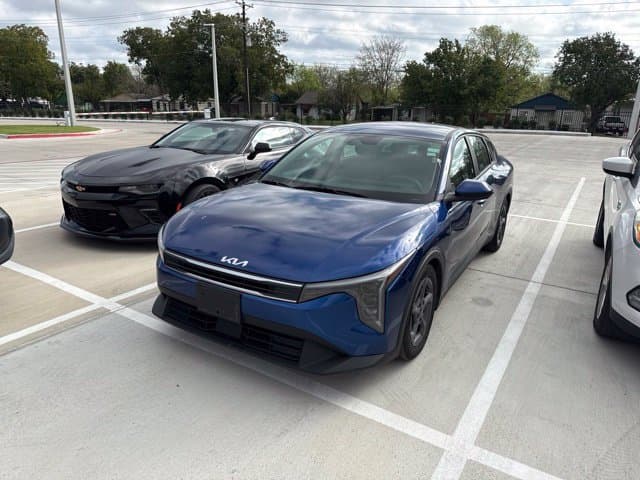 2025 Kia K4 LXS — photo 1 of 7