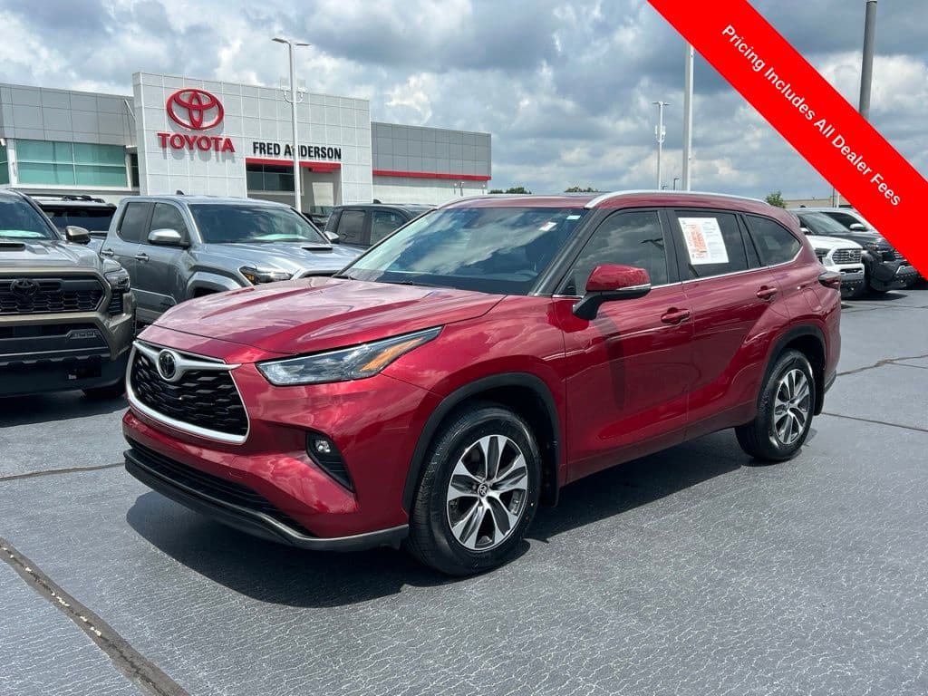 2024 Toyota Highlander LE — photo 1 of 28