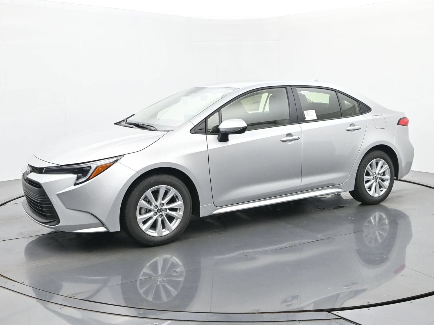2026 Toyota Corolla Hybrid LE — photo 1 of 52