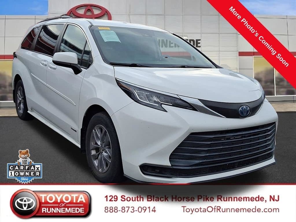2021 Toyota Sienna LE — photo 1 of 14