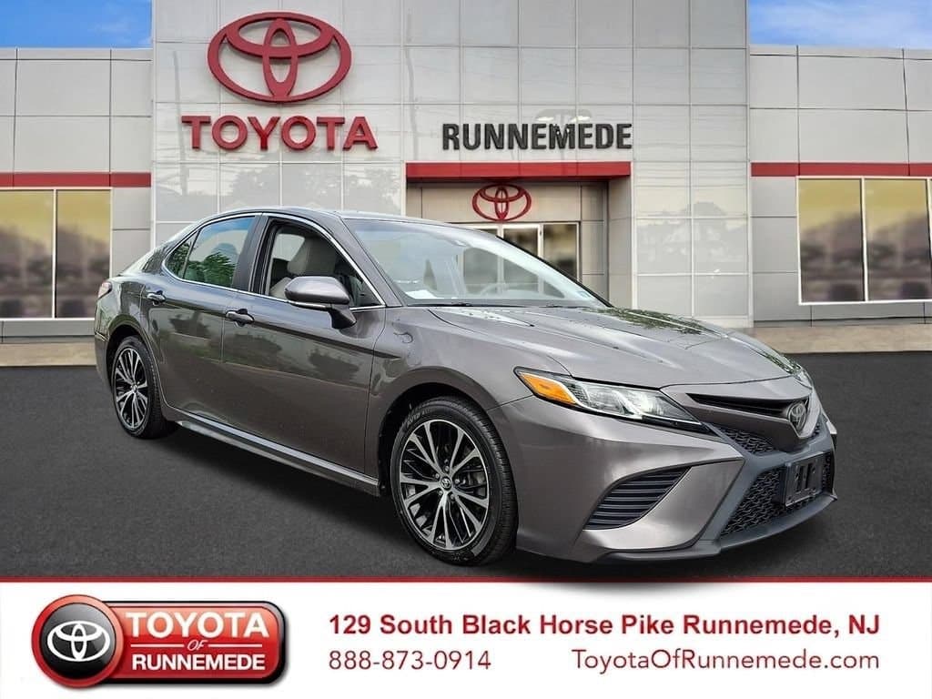2018 Toyota Camry SE — photo 1 of 30