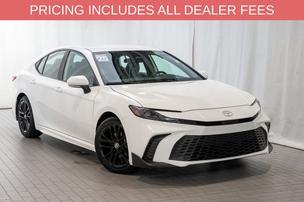 2025 Toyota Camry SE — photo 1 of 19