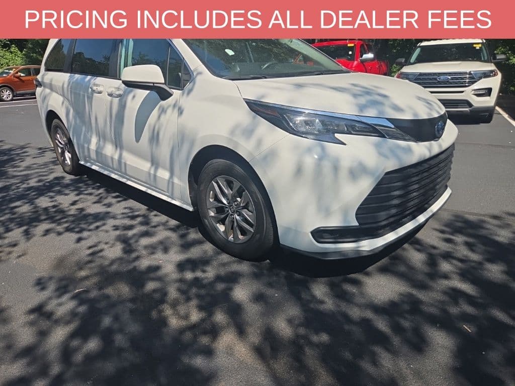2024 Toyota Sienna LE — photo 1 of 14