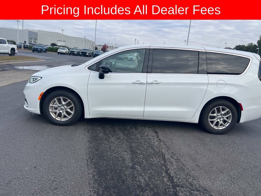 2025 Chrysler Pacifica Select — photo 1 of 16