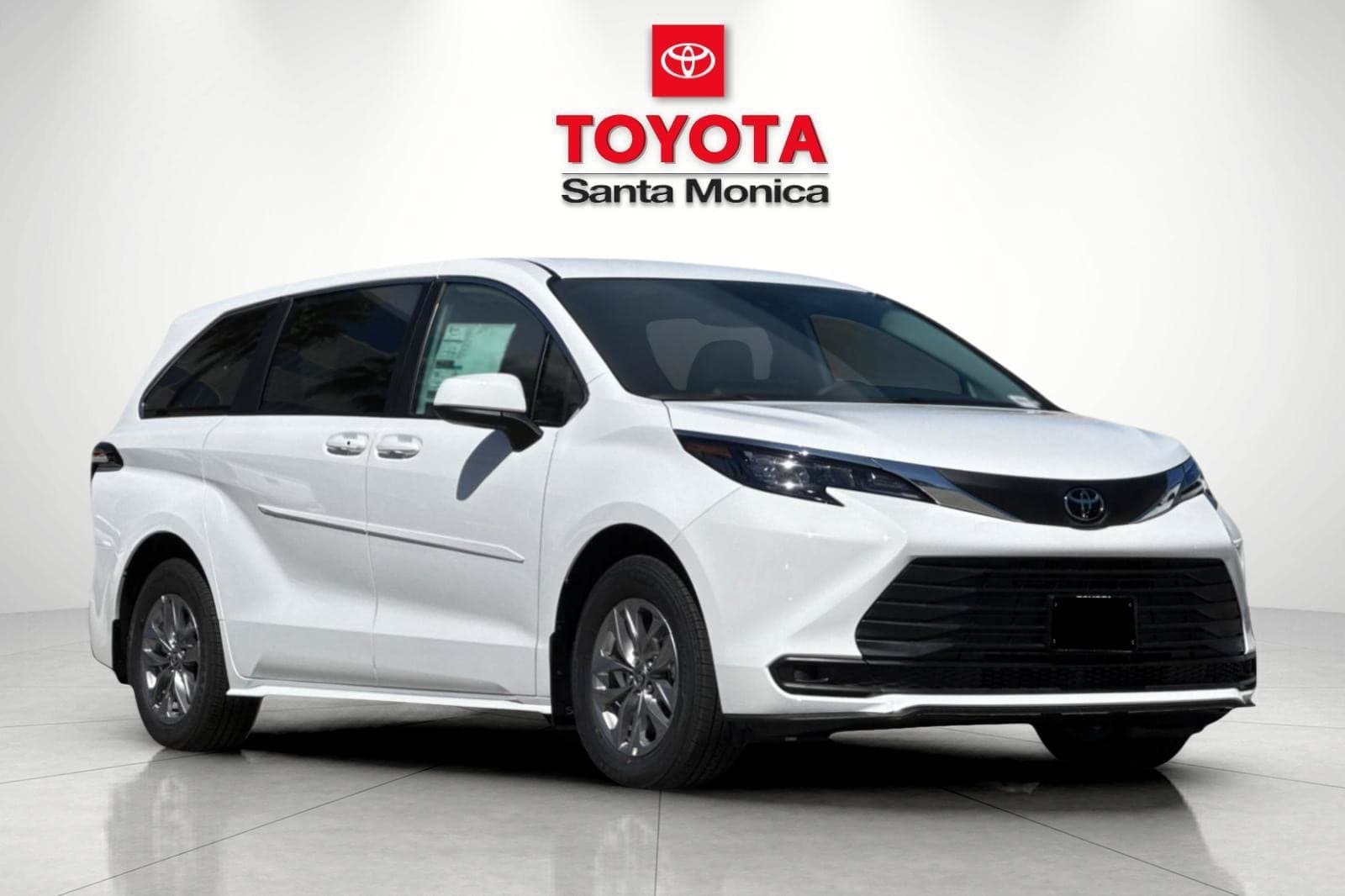 2026 Toyota Sienna LE — photo 1 of 61