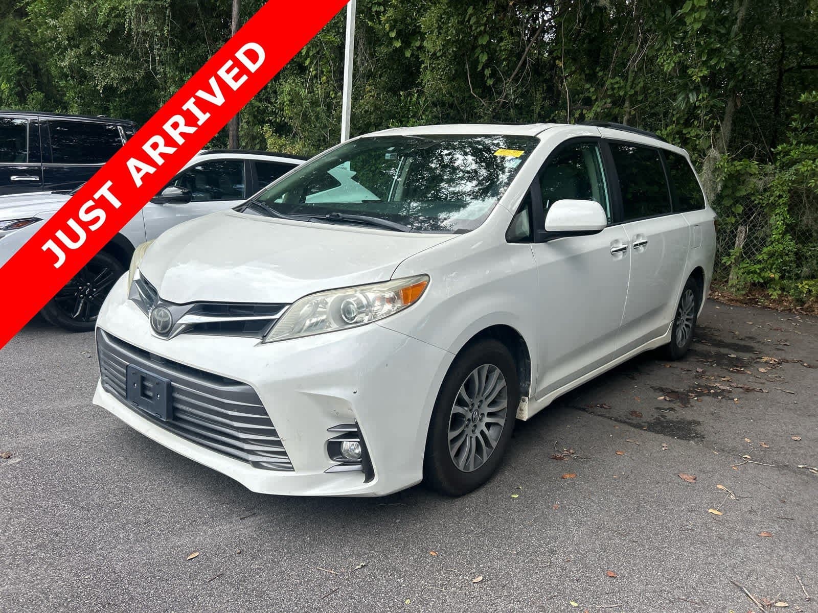 2019 Toyota Sienna XLE — photo 1 of 5