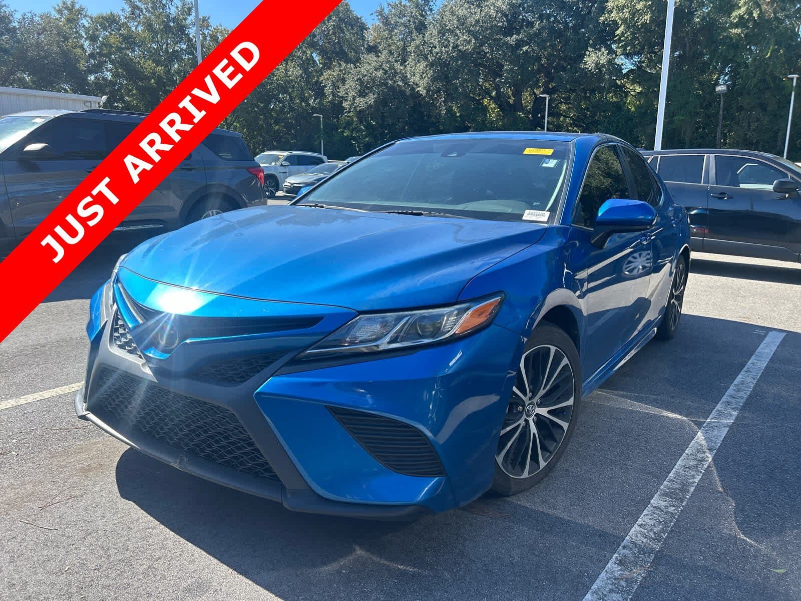 2020 Toyota Camry SE — photo 1 of 6