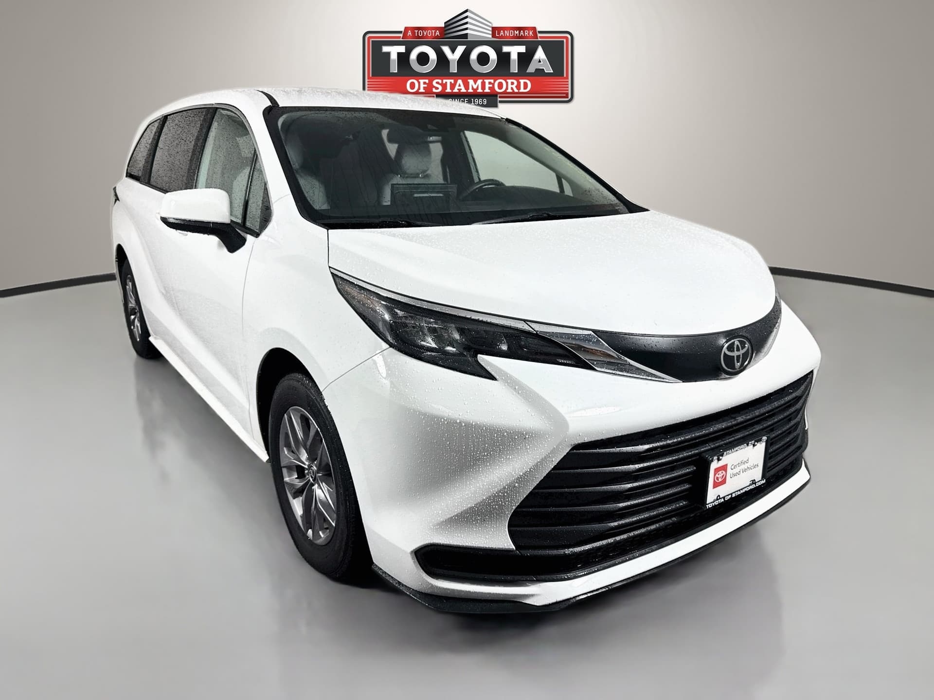 2026 Toyota Sienna LE — photo 1 of 31