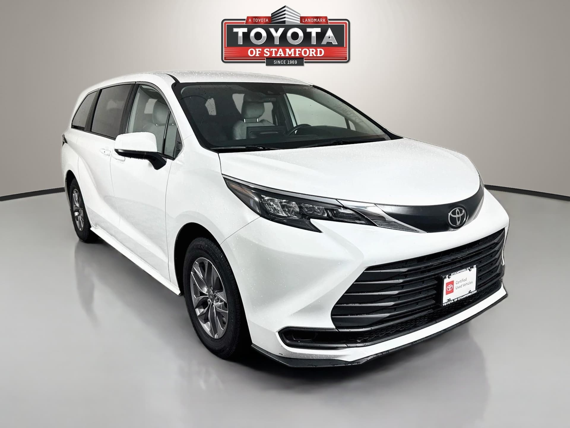 2026 Toyota Sienna LE — photo 1 of 31
