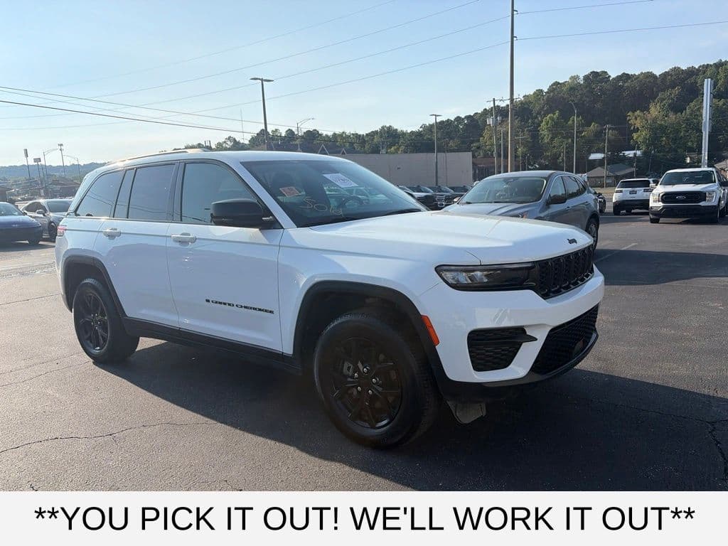 2025 Jeep Grand Cherokee Laredo — photo 1 of 14