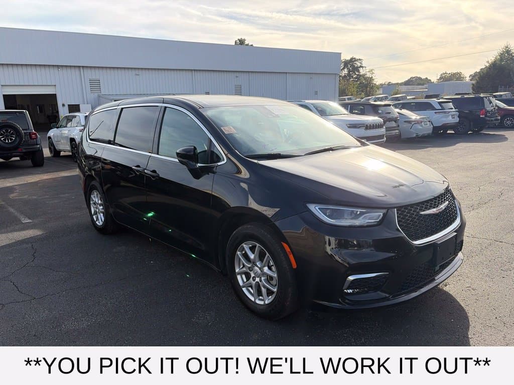 2025 Chrysler Pacifica Select — photo 1 of 15