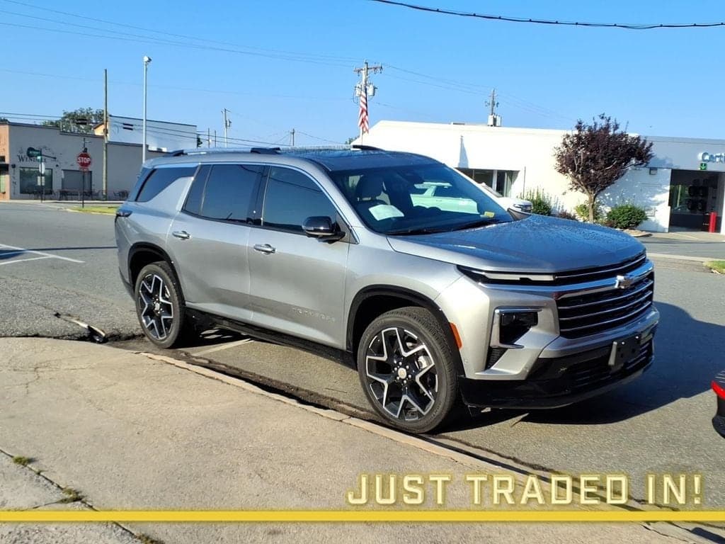 2025 Chevrolet Traverse FWD High Country — photo 1 of 10