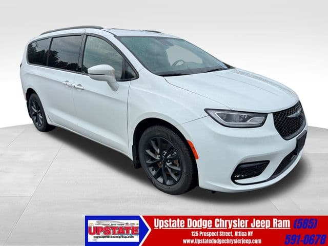 2021 Chrysler Pacifica Touring — photo 1 of 51