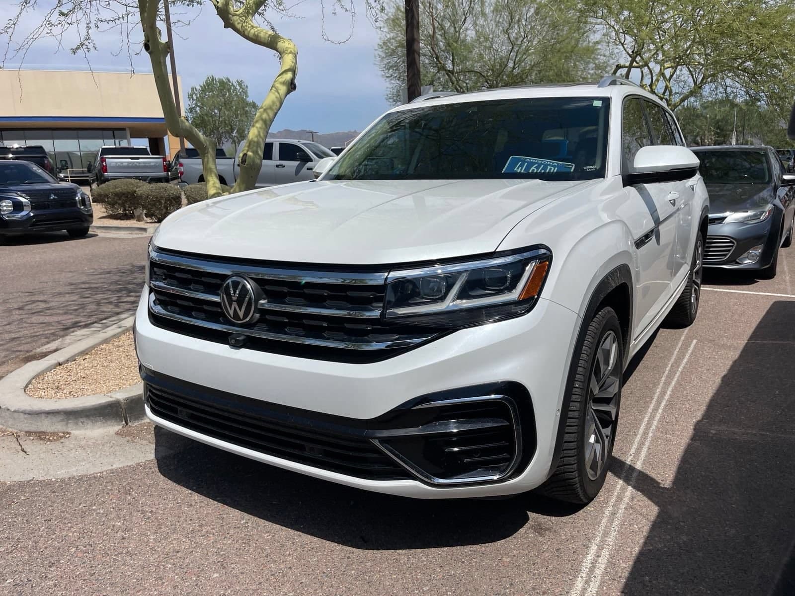 2023 Volkswagen Atlas 3.6L V6 SEL Premium R-Line — photo 1 of 5