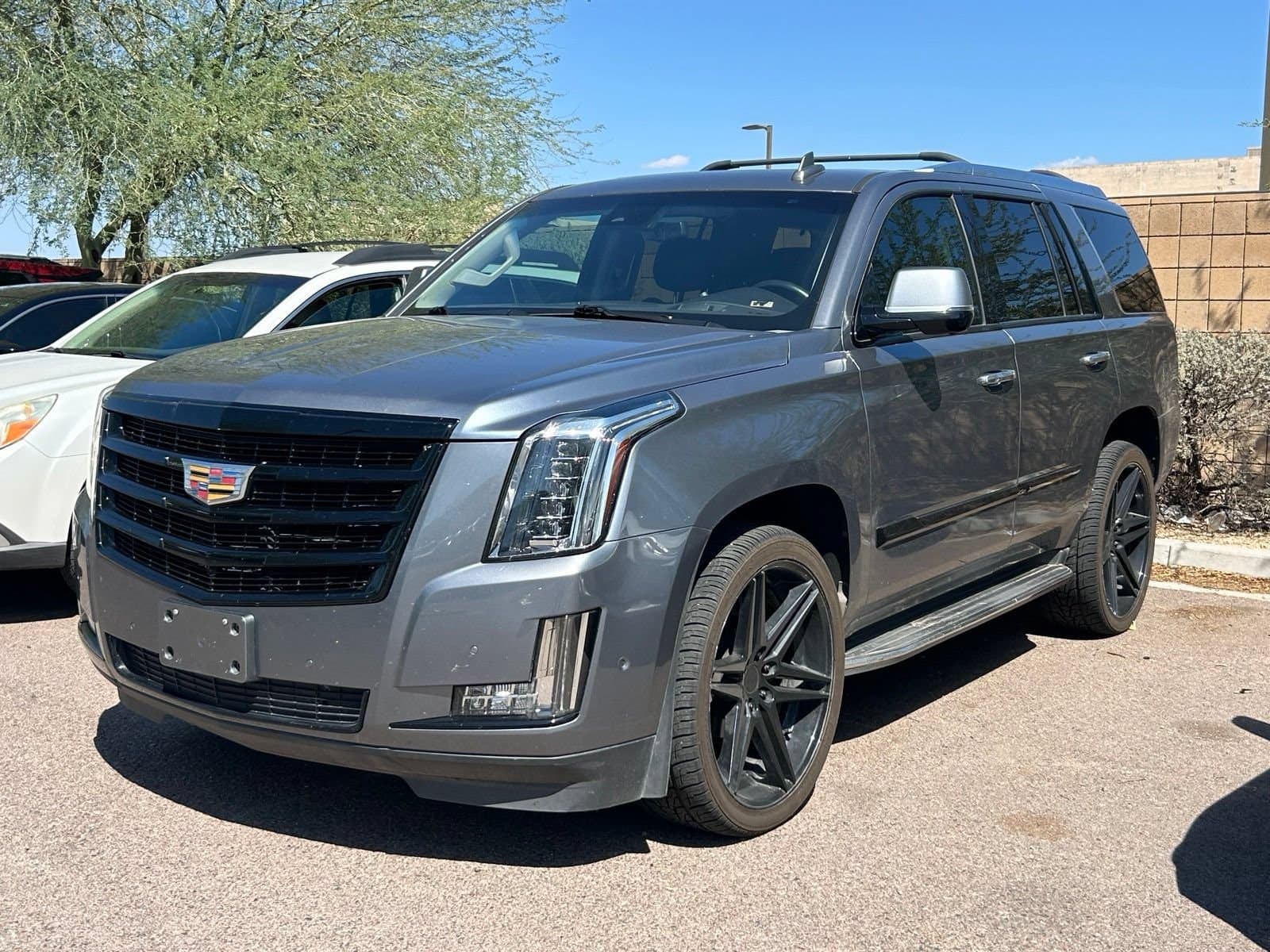 2020 Cadillac Escalade Luxury — photo 1 of 5