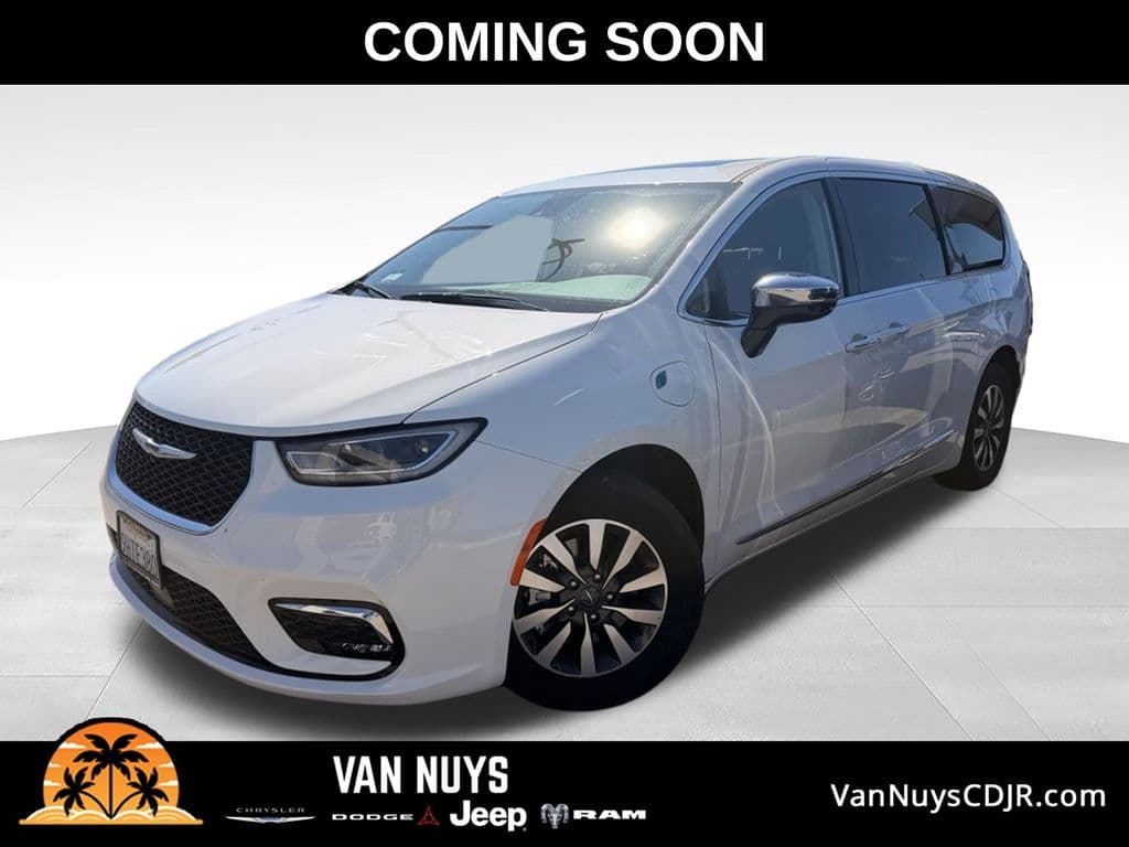 2023 Chrysler Pacifica Hybrid Limited — photo 1 of 11