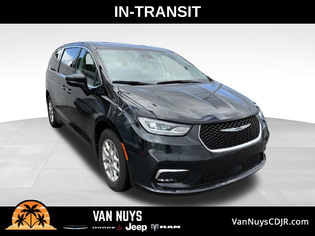 2024 Chrysler Pacifica Touring L — photo 1 of 4