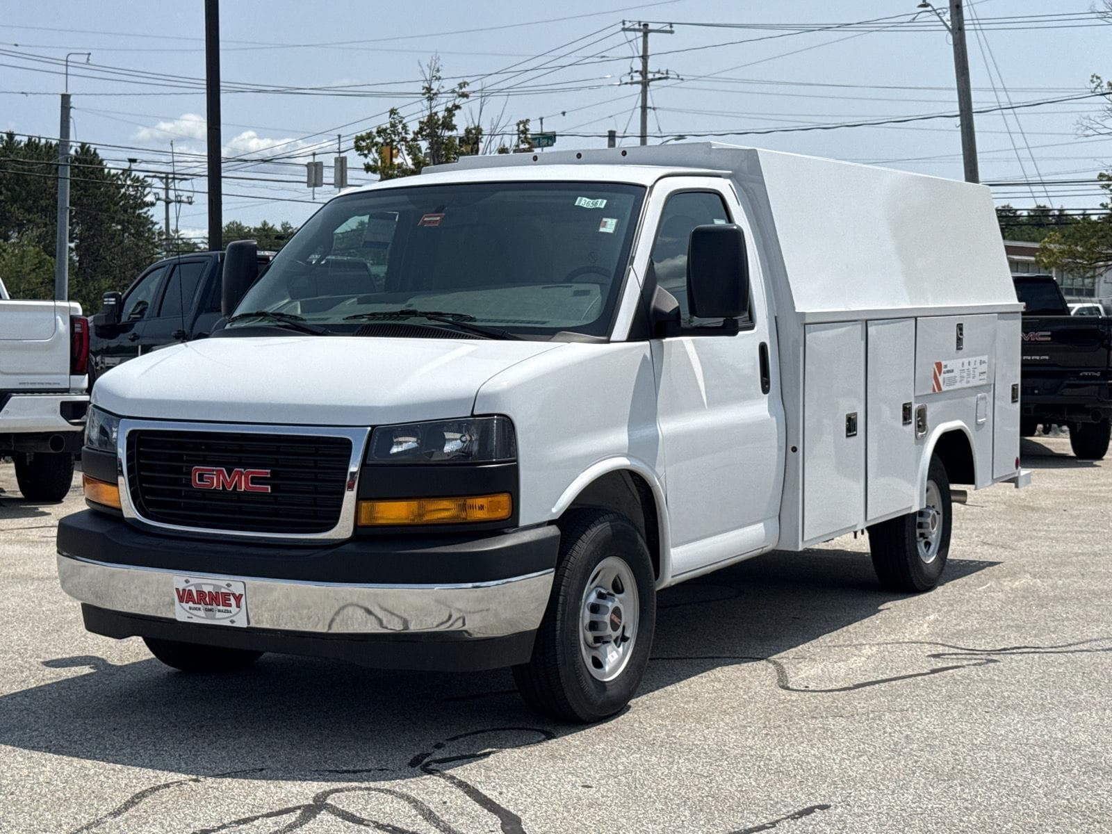 2026 GMC Savana Cutaway 3500 1WT — photo 1 of 44