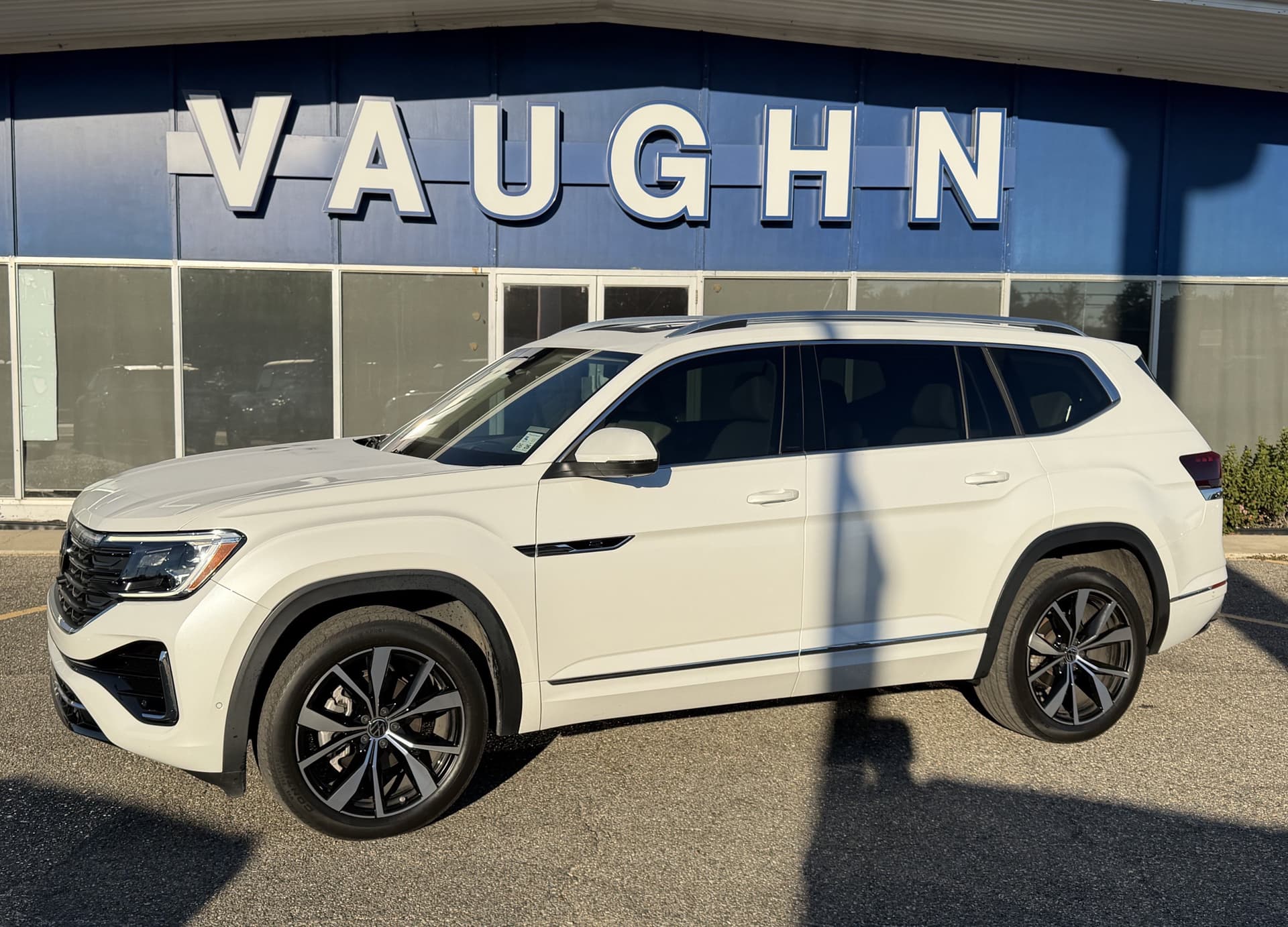 2024 Volkswagen Atlas 2.0T SEL Premium R-Line — photo 1 of 3
