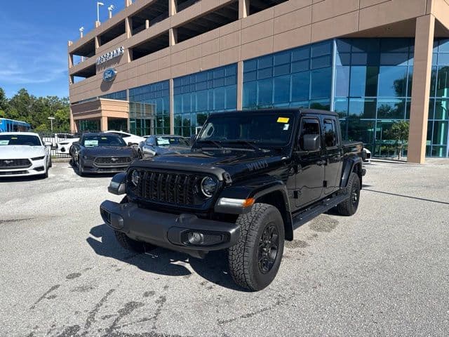 2024 Jeep Gladiator Willys — photo 1 of 13