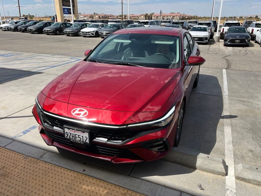 2025 Hyundai Elantra Limited — photo 1 of 10