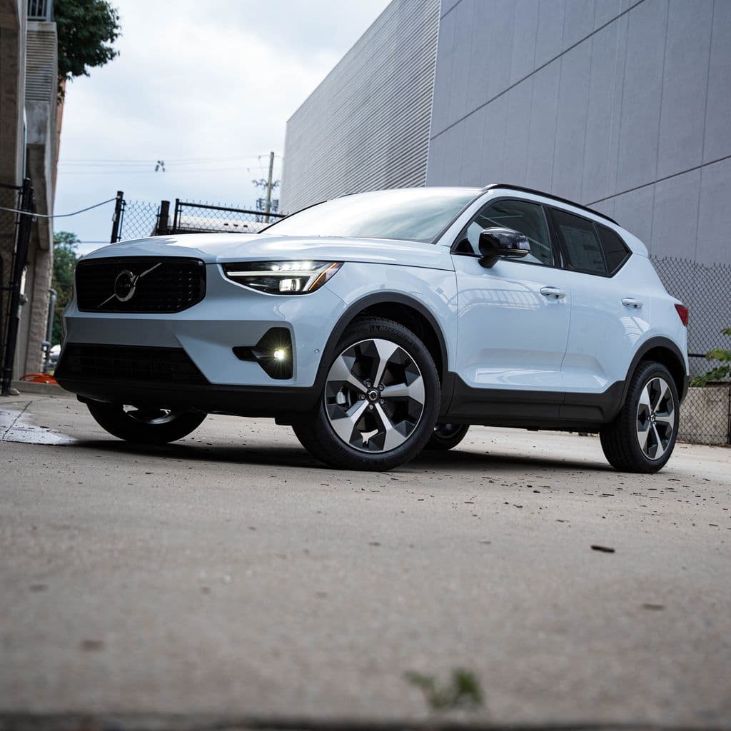 2026 Volvo XC40 B5 Plus — photo 1 of 30