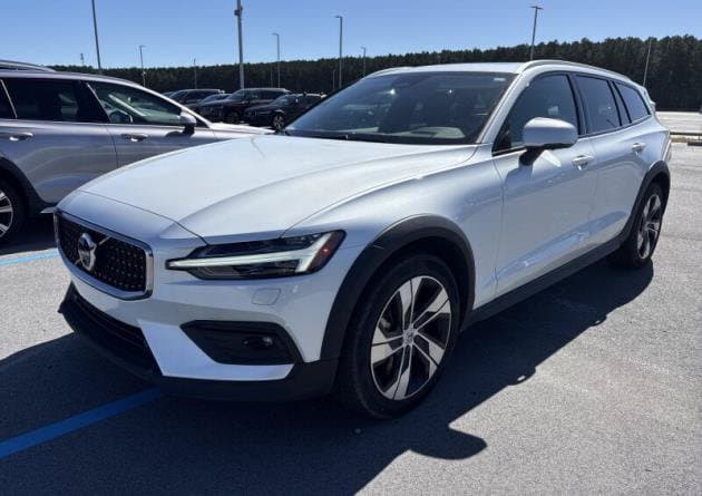 2025 Volvo V60 Cross Country Base — photo 1 of 8
